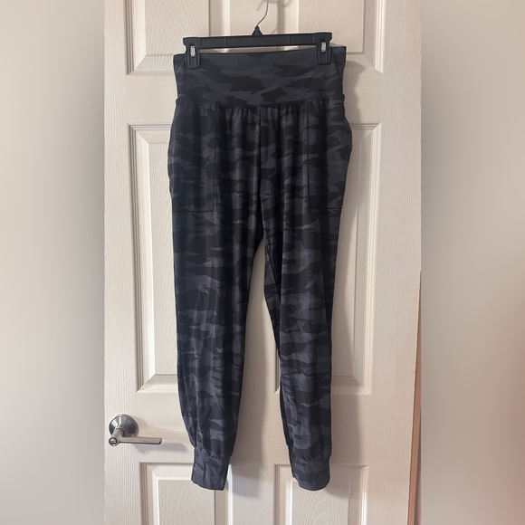 Athleta Salutation Joggers Black Camo Size medium - Picture 1 of 9